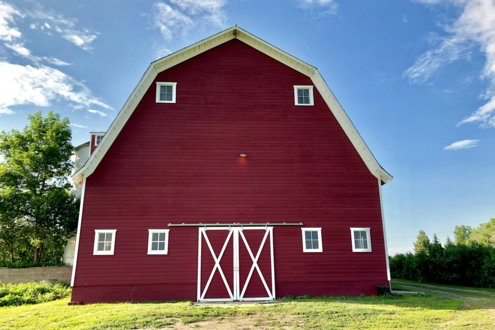 red barn during daytime